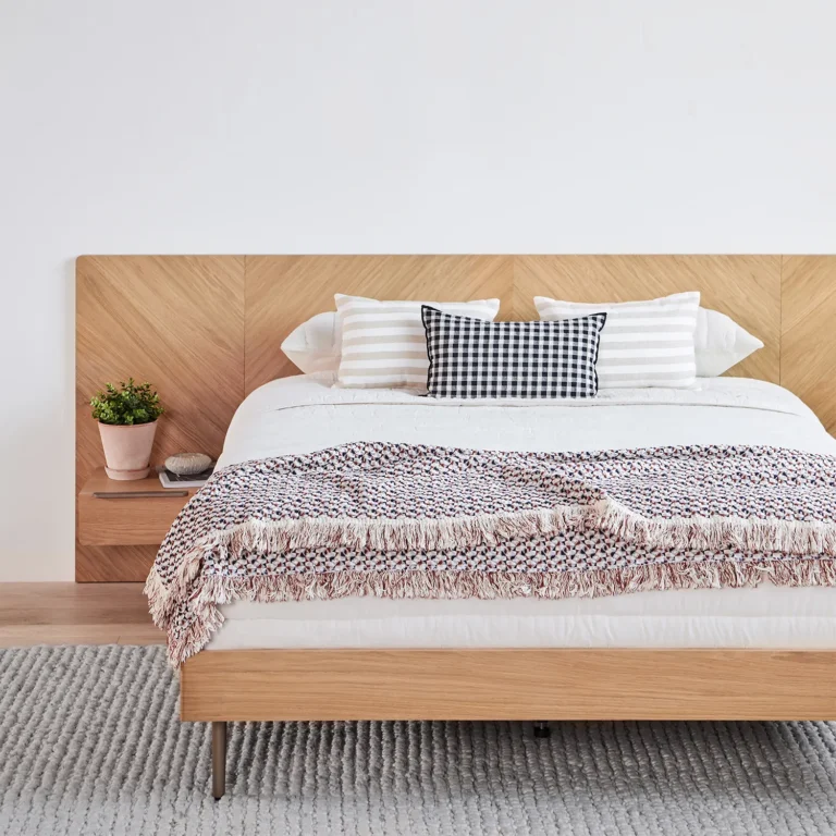 Nera Queen Low Profile Bed with Nightstands Set - Oak