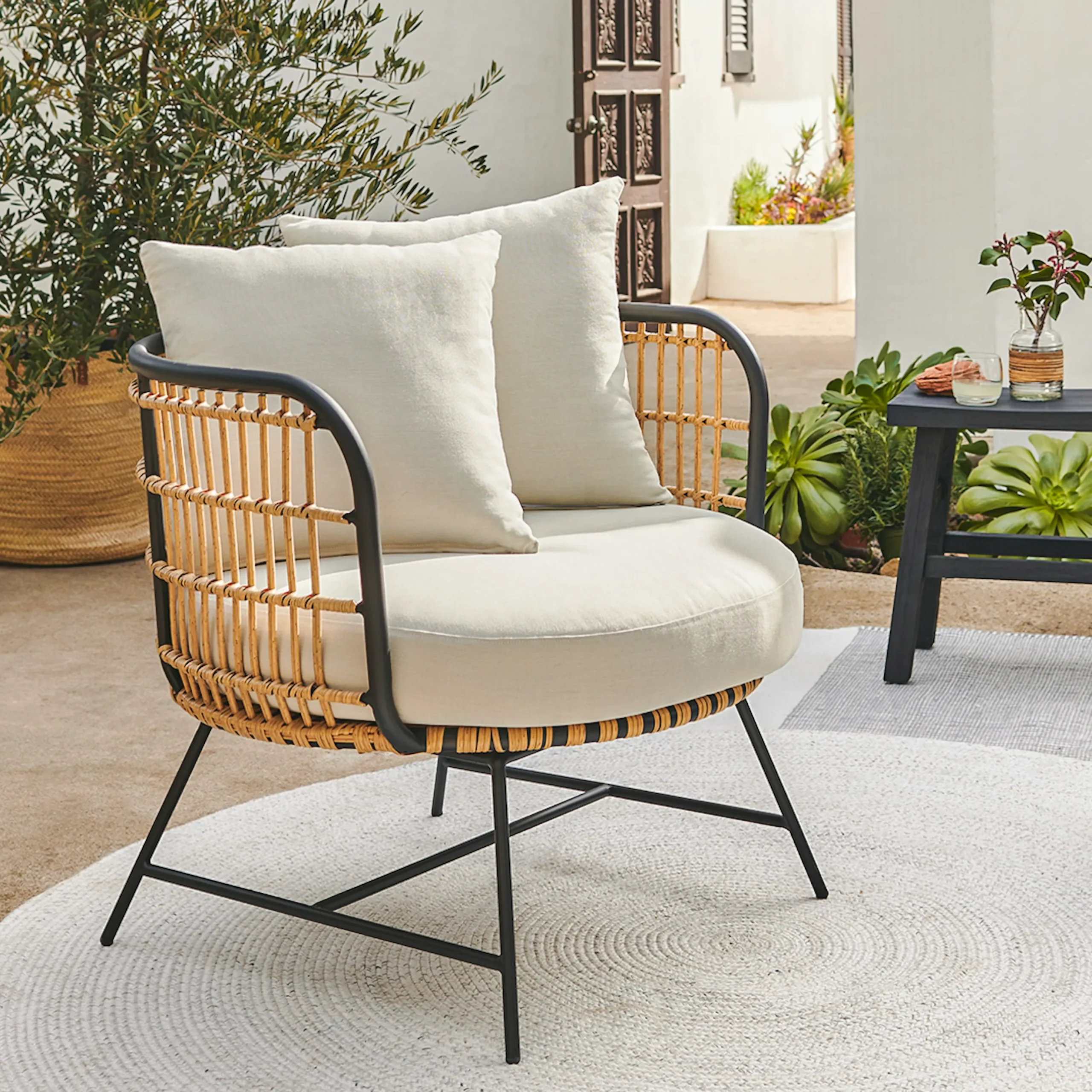 Onya 31.5_ Outdoor Lounge Chair - Lily White