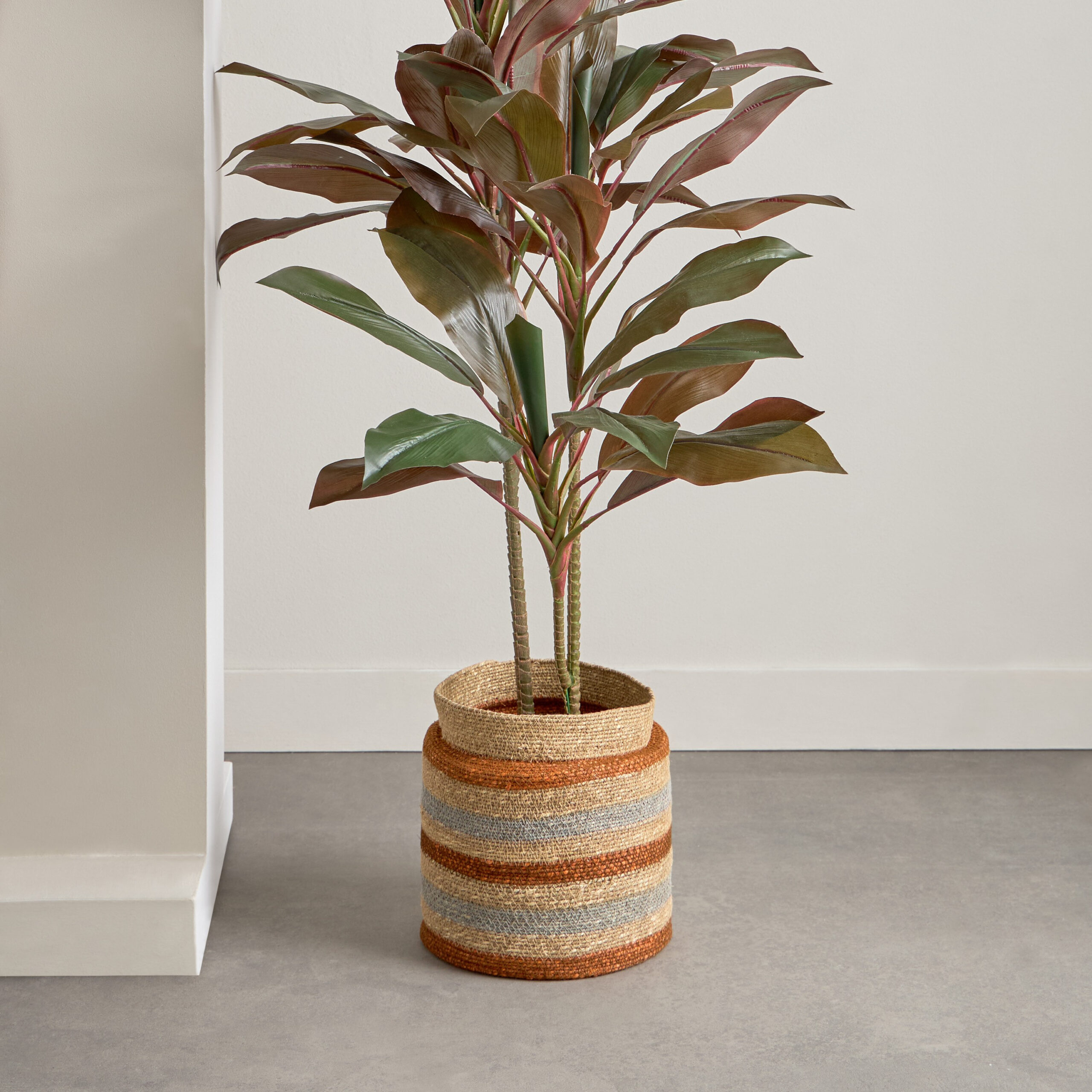 Noir Sea Grass Planter - 25x25x26 cm