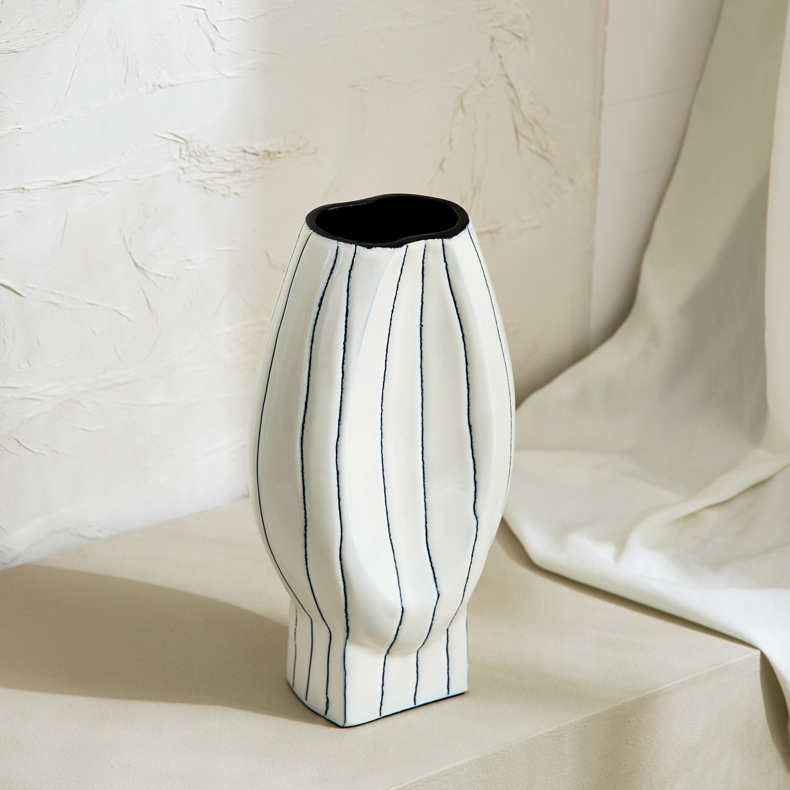 Fylis Aluminium Sketchy Story Vase - 14.5x8x26 cm