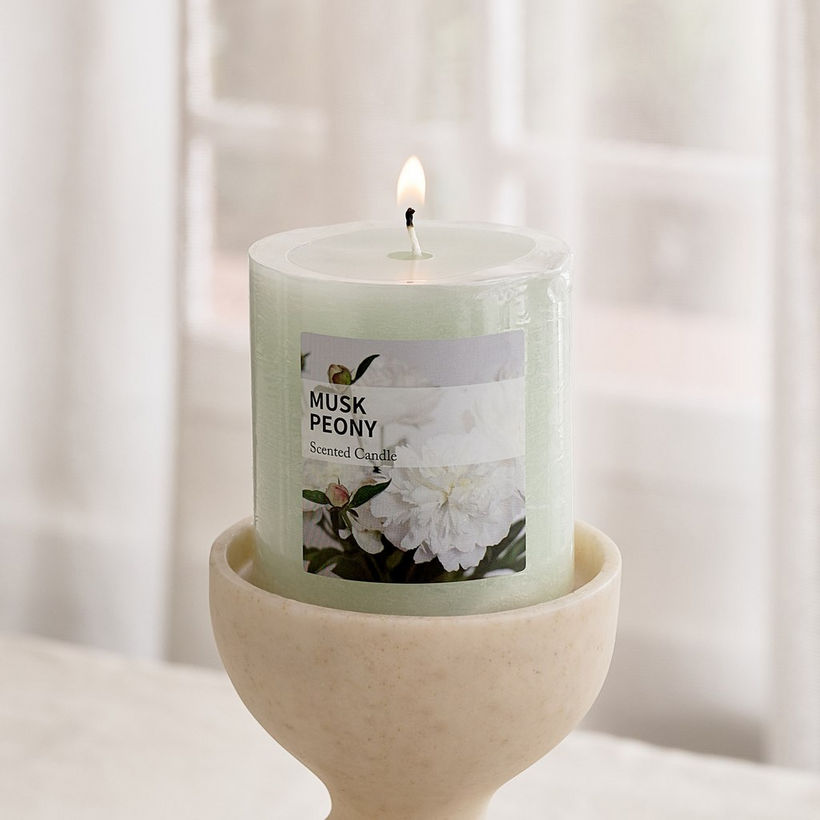 Qara Musk Peony Pillar Candle - 6.8x7 cm - Image 3