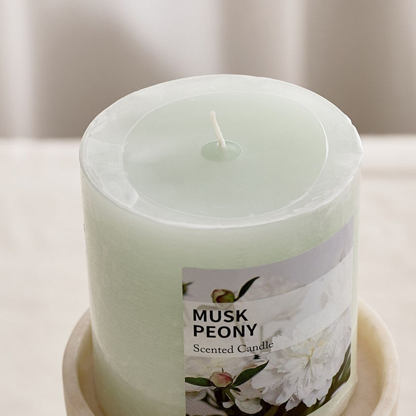 Qara Musk Peony Pillar Candle - 6.8x7 cm - Image 4