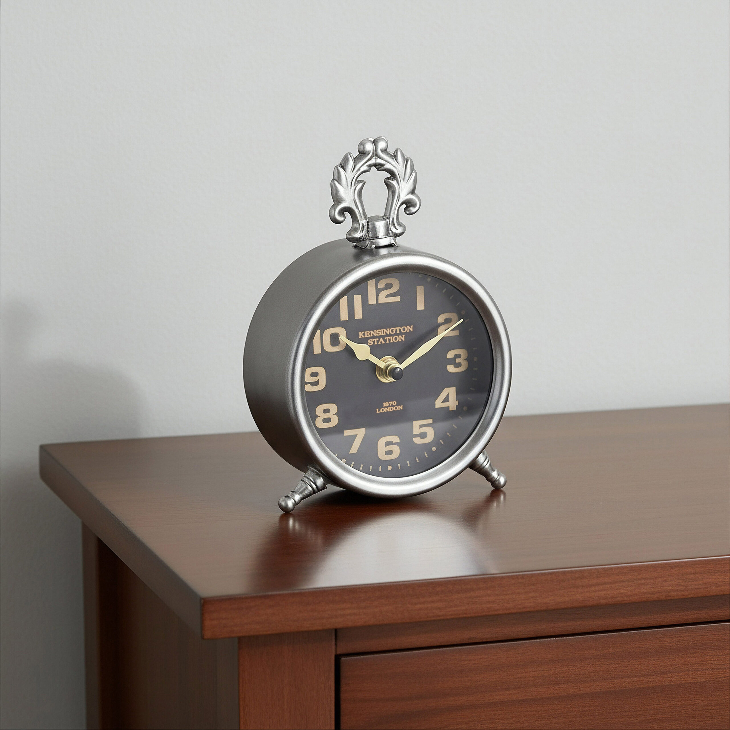 Maverick Vintage Round Table Clock - 13x6x19 cm