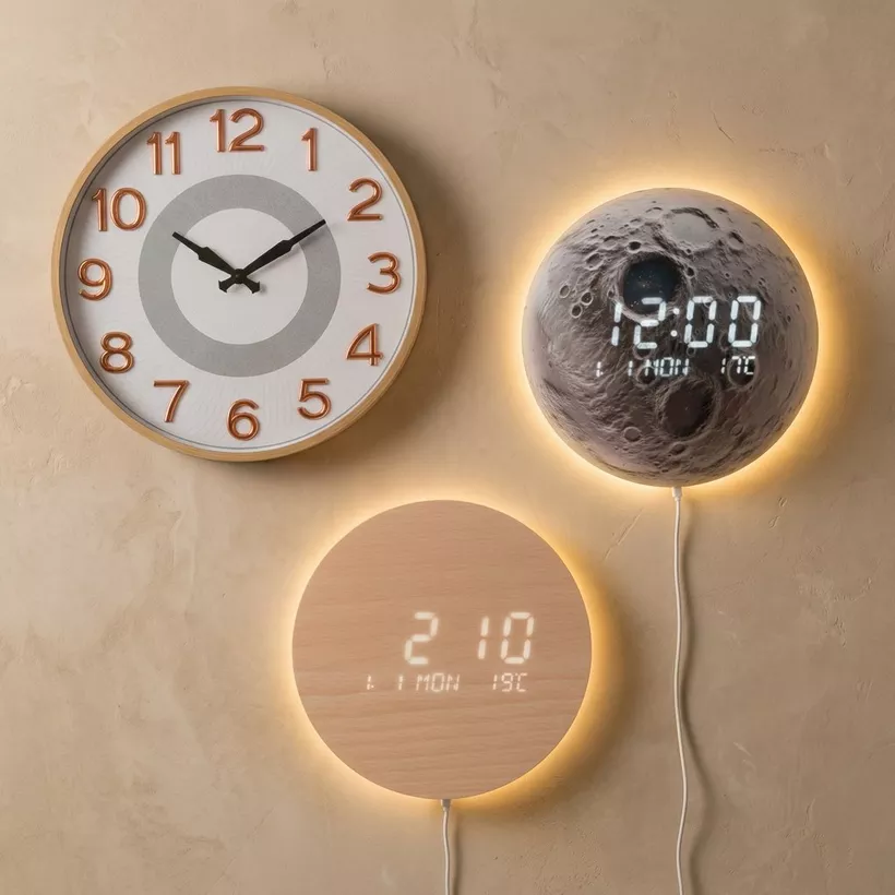 Cristine Classic LED Wall Clock with USB - 29.7x29.7x1.5 cm - Image 2