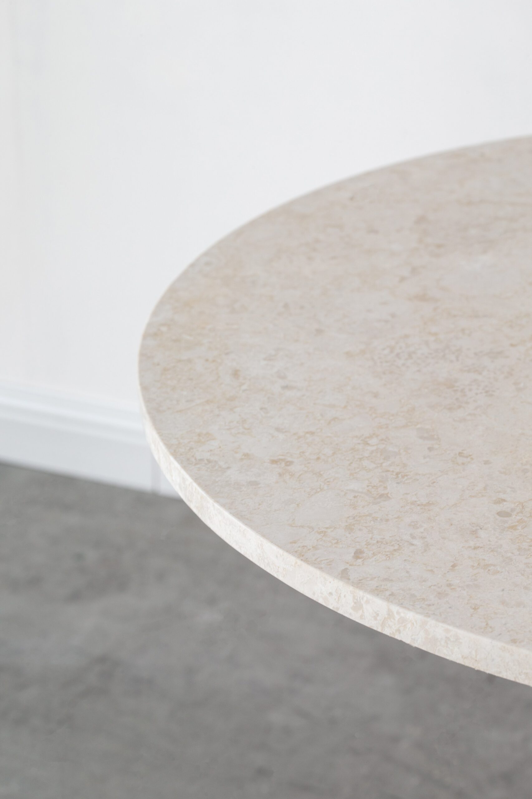 Pelagia Oryx Marble Round Dining Table - Image 6