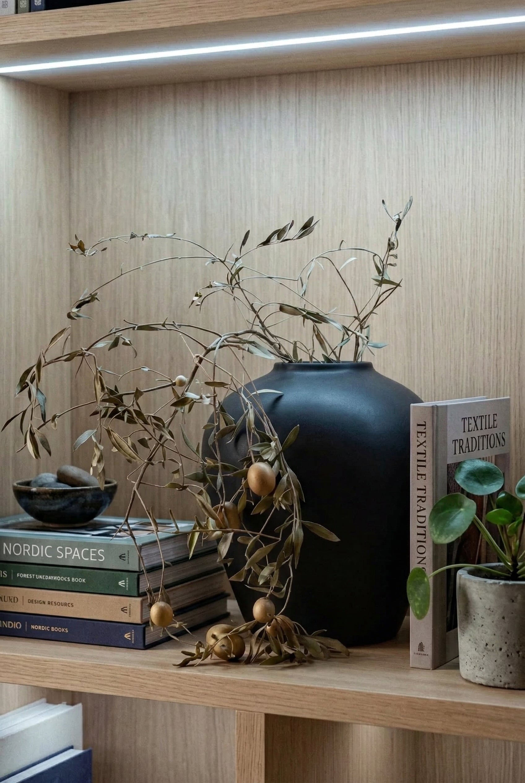 Alana Black Concrete Vase