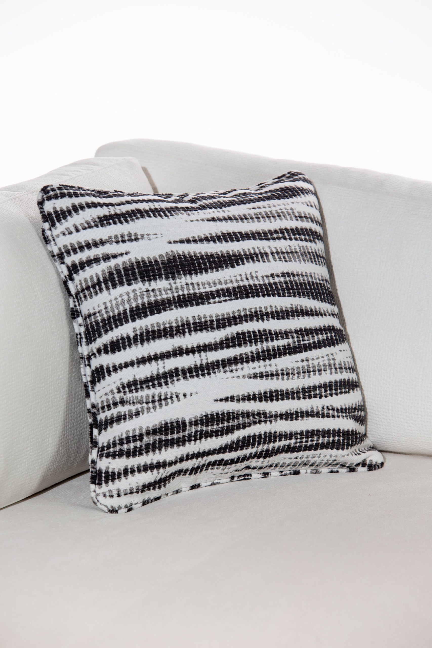 Stria Luxe Cushion With Filler - Image 3