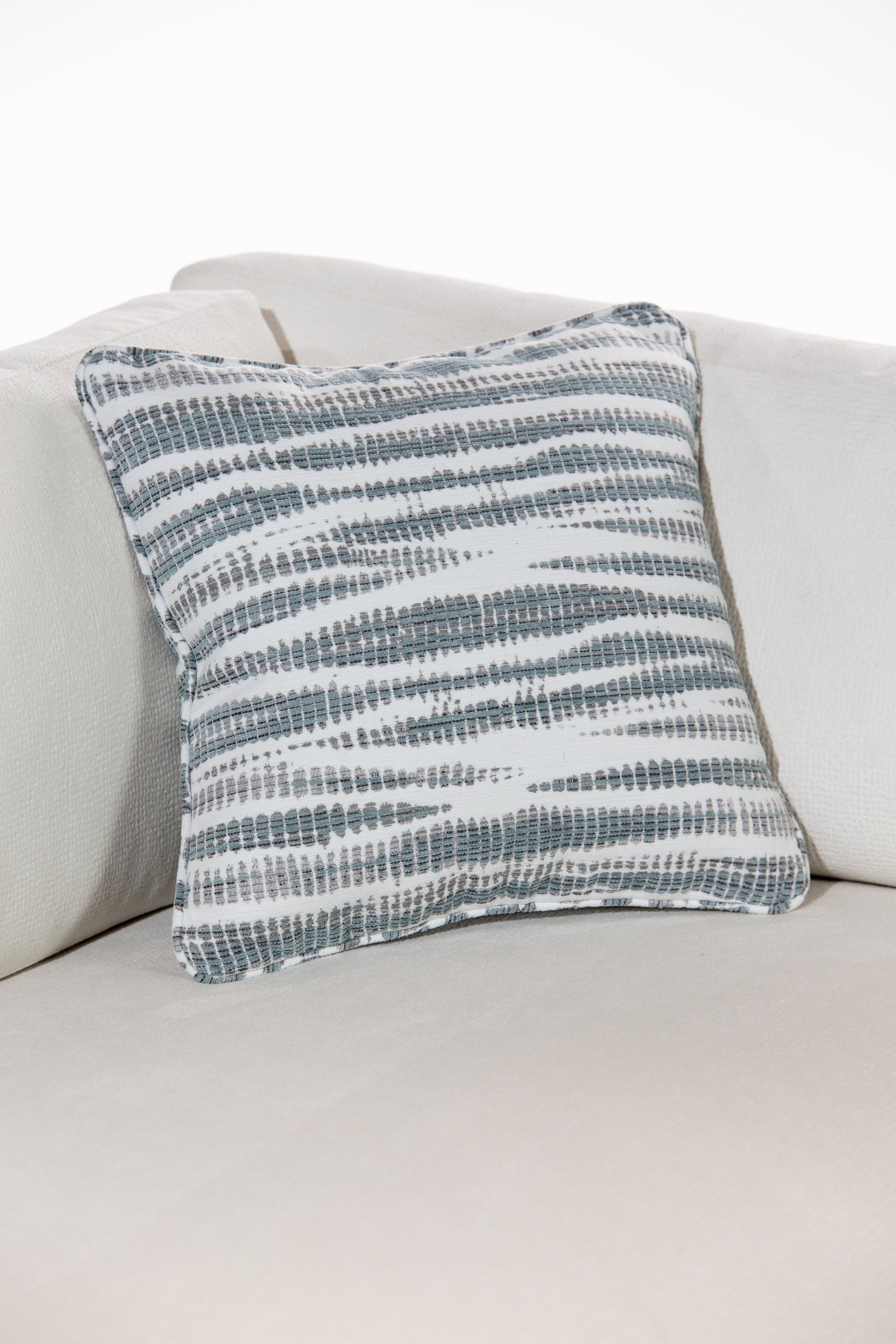 Stria Luxe Cushion With Filler - Image 4