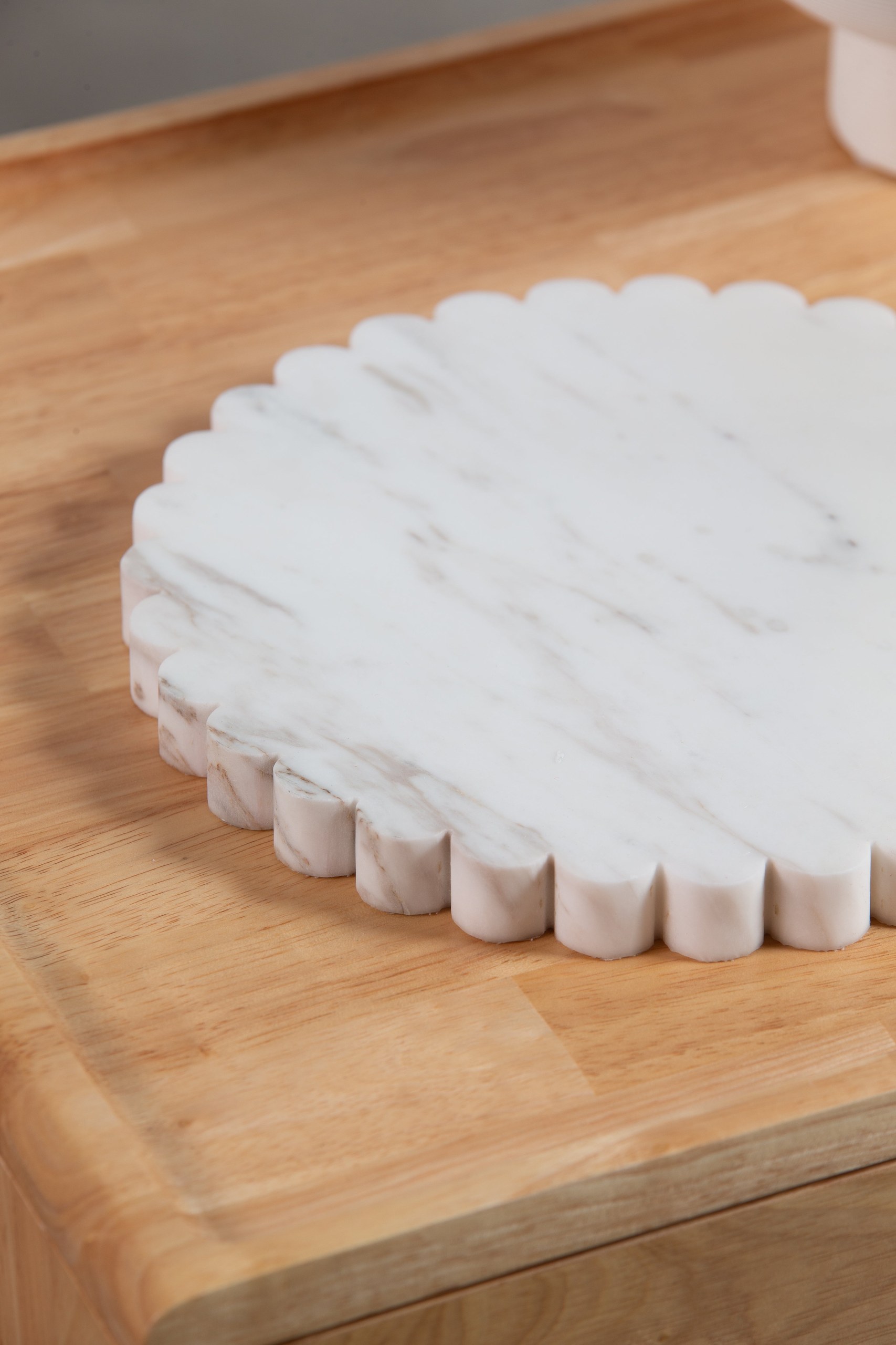 Round Scalloped Calacatta Greek Tray - Image 2