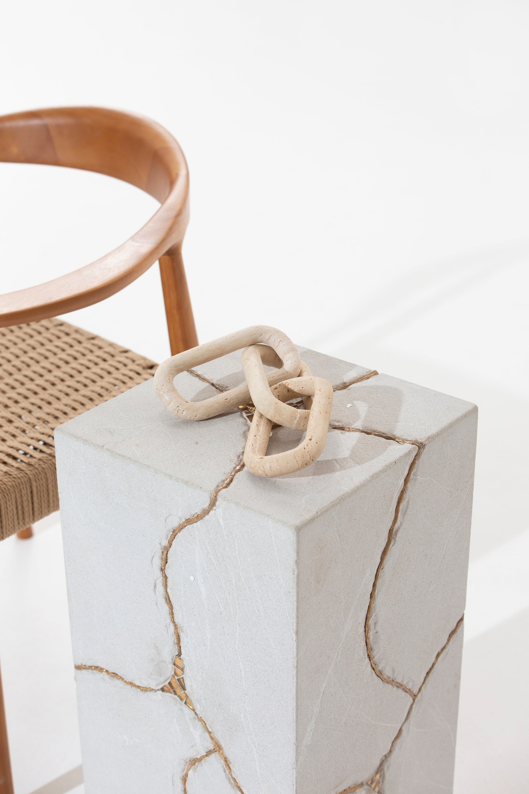 Zelda Ivory Plinth with Gold Vein - Image 2
