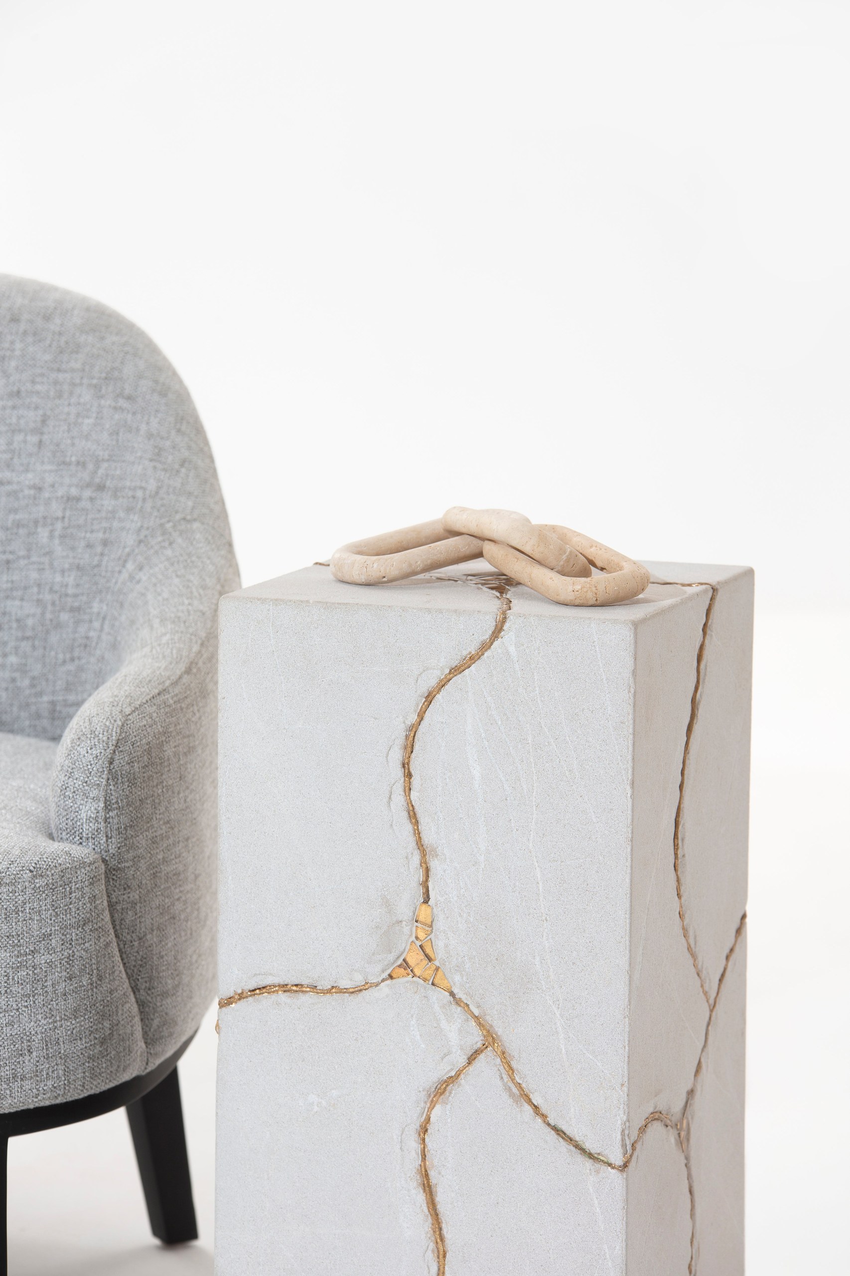Zelda Ivory Plinth with Gold Vein - Image 3