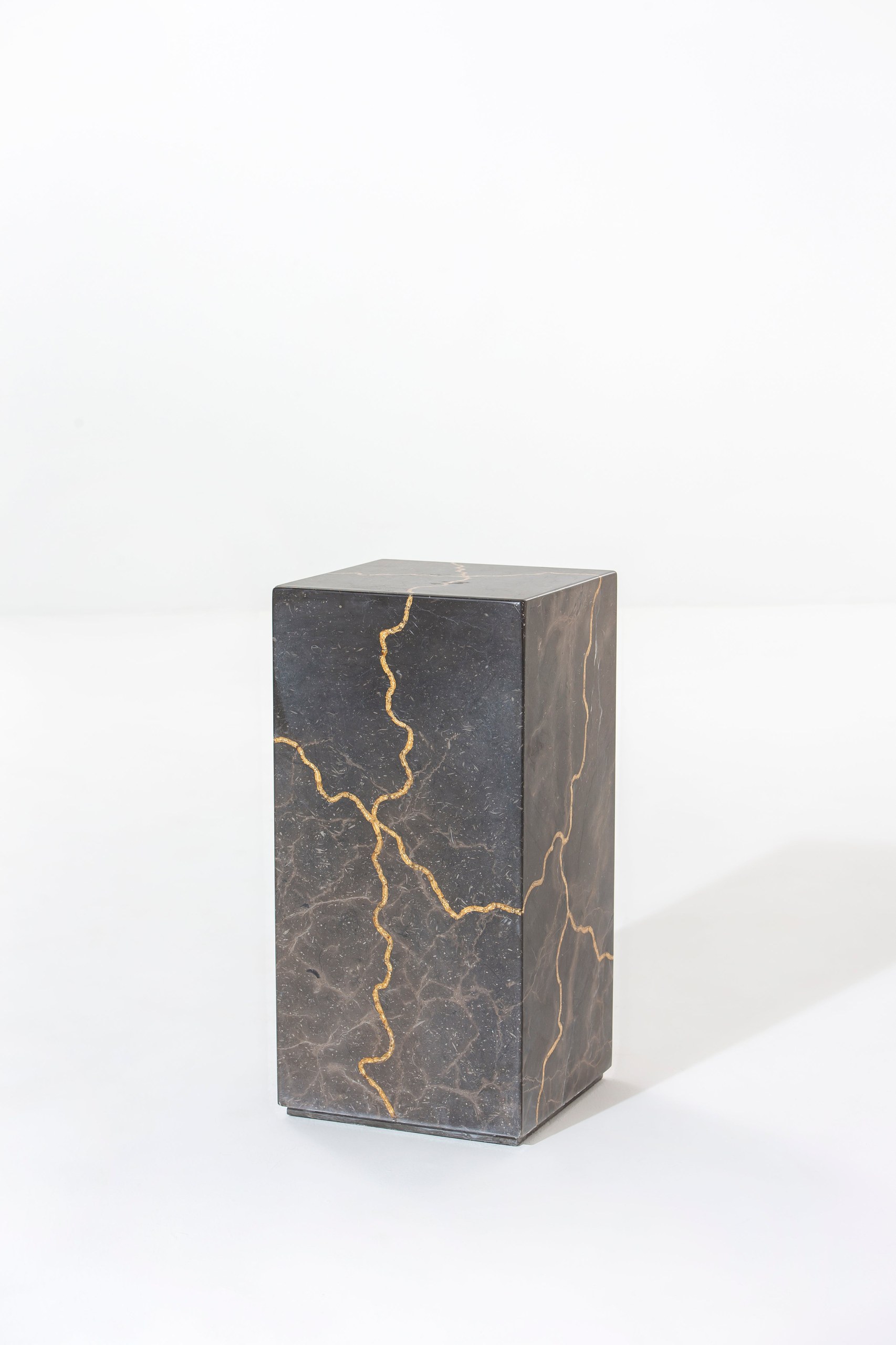 Zelda Engraved Marble Plinth with Gold Vein - Image 2