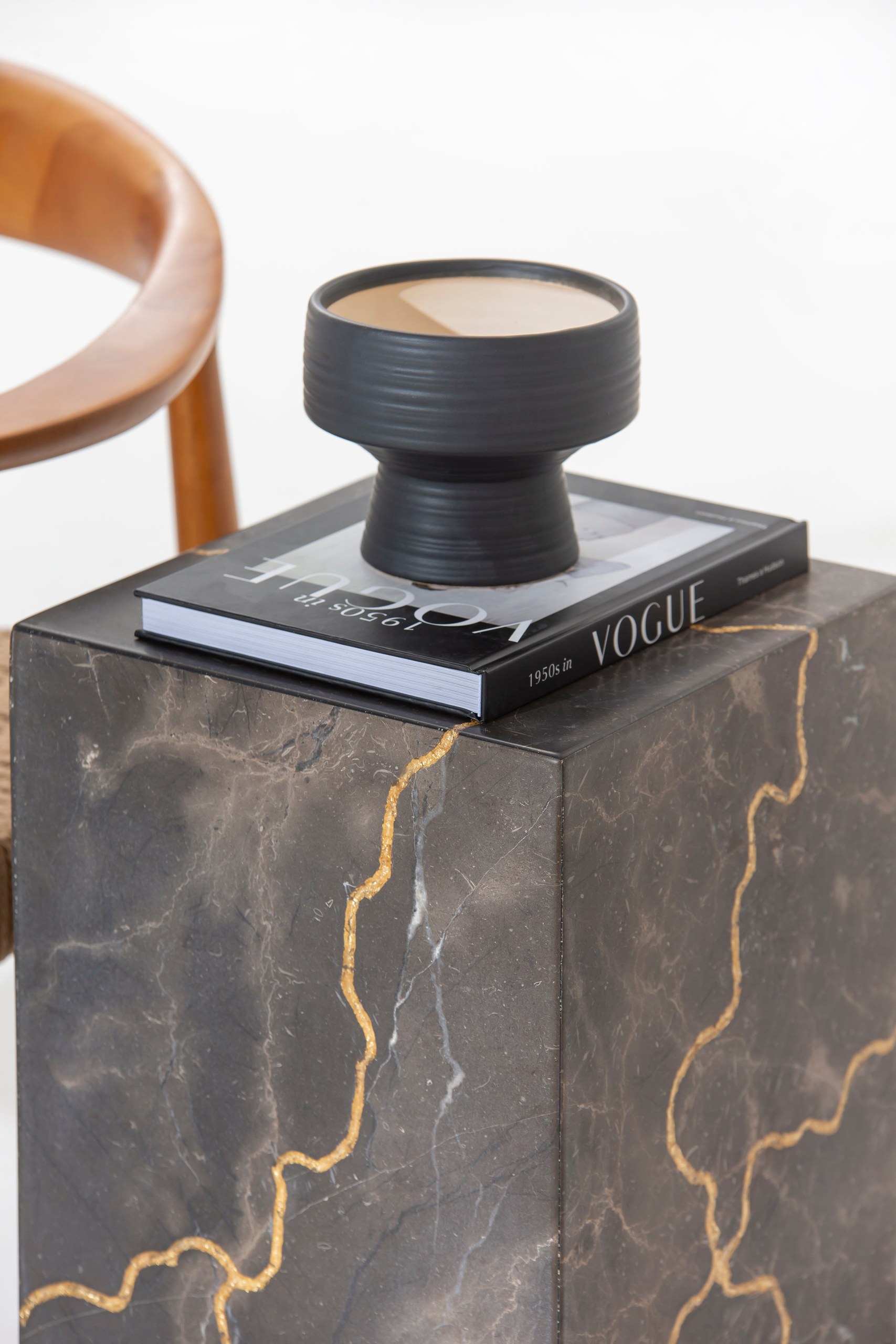Zelda Engraved Marble Plinth with Gold Vein - Image 4