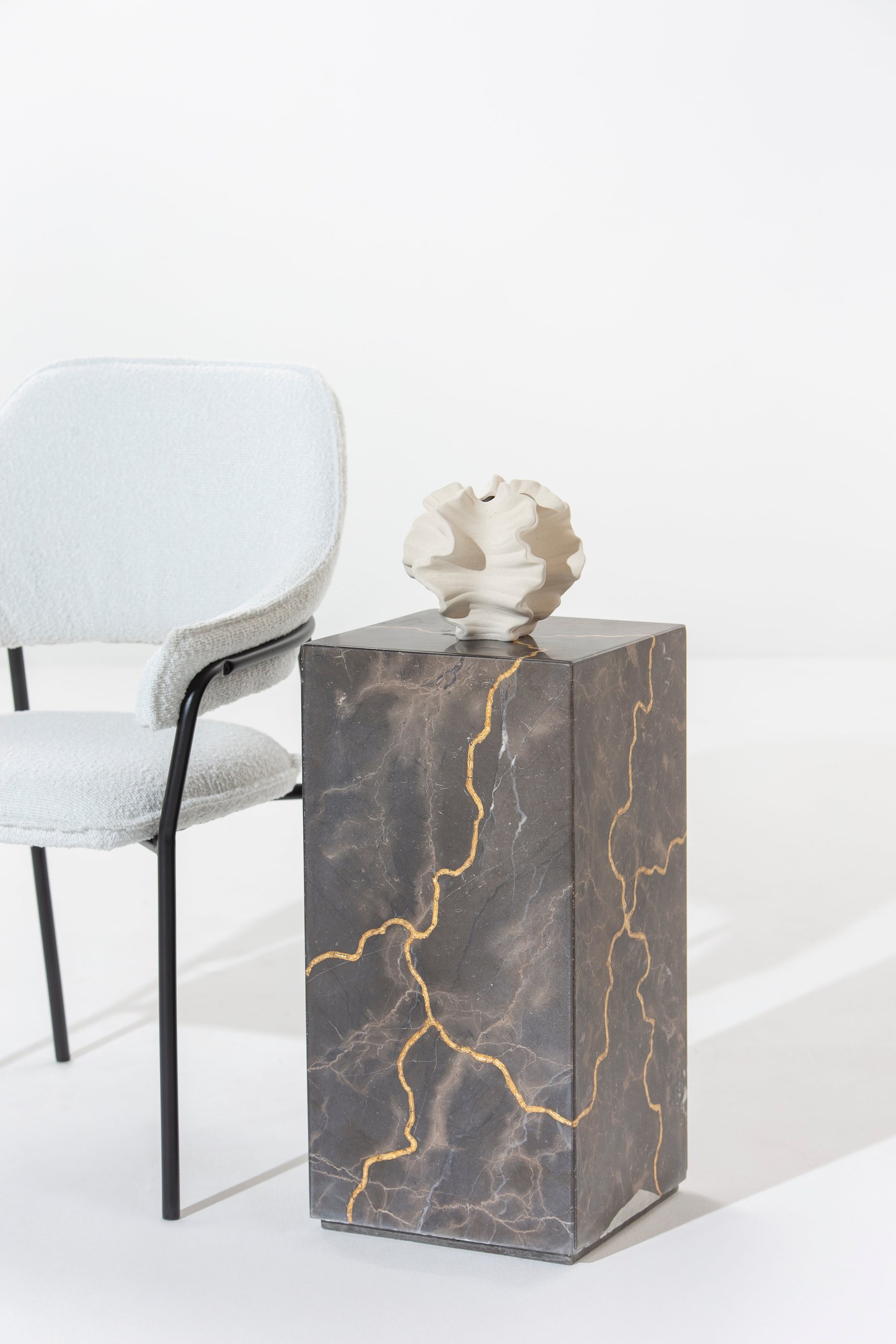 Zelda Engraved Marble Plinth with Gold Vein - Image 6