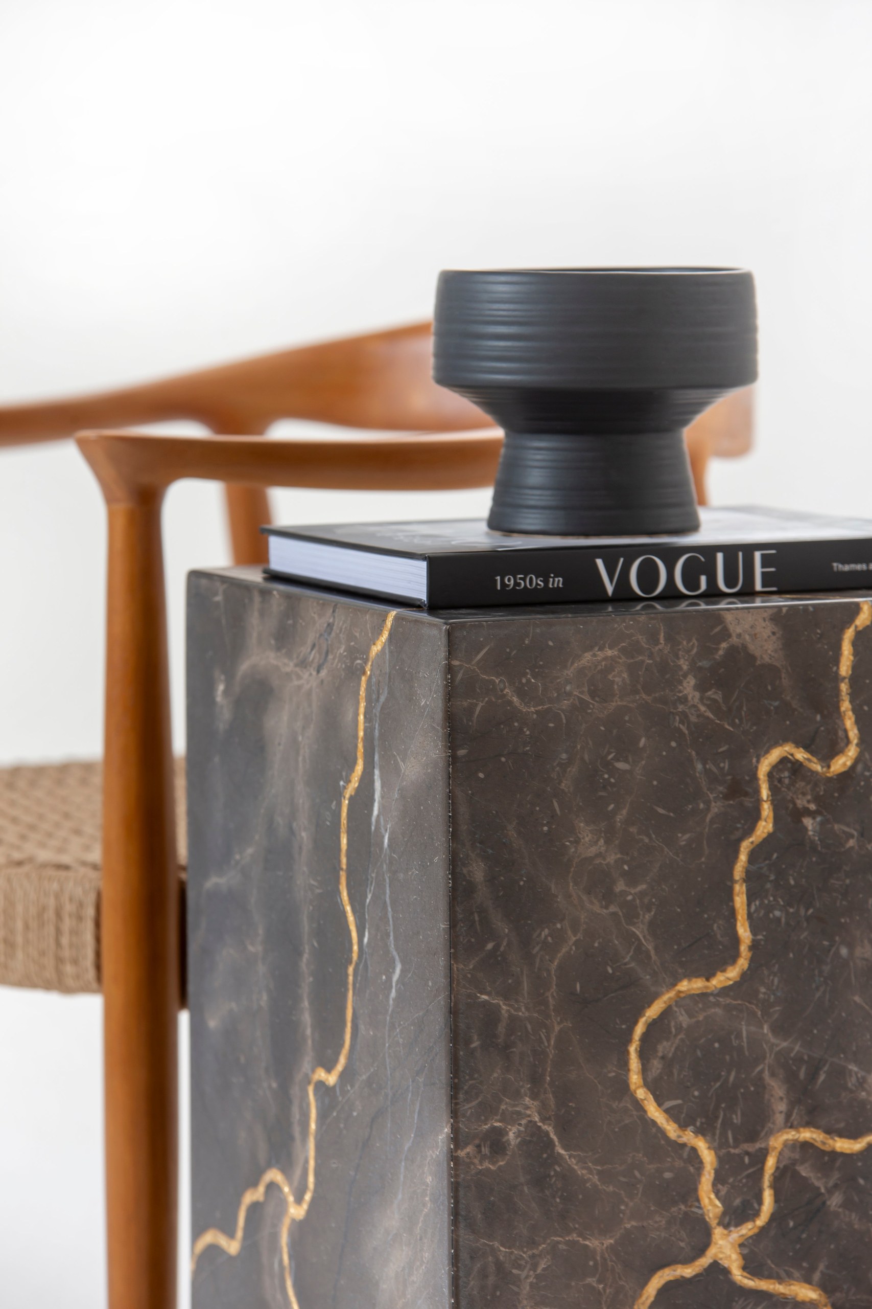 Zelda Engraved Marble Plinth with Gold Vein - Image 7