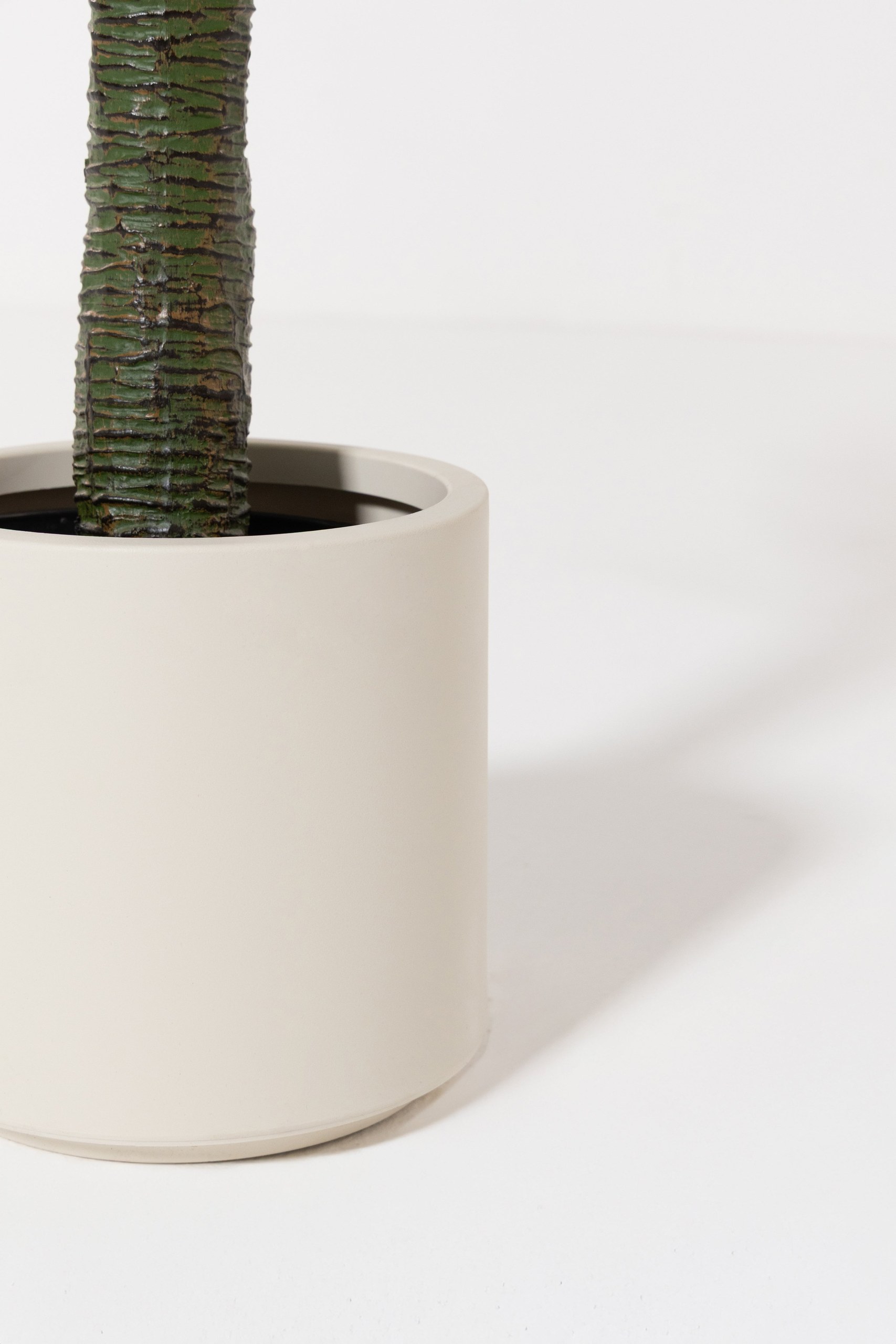 Marais Off White Plastic Pot - Image 2