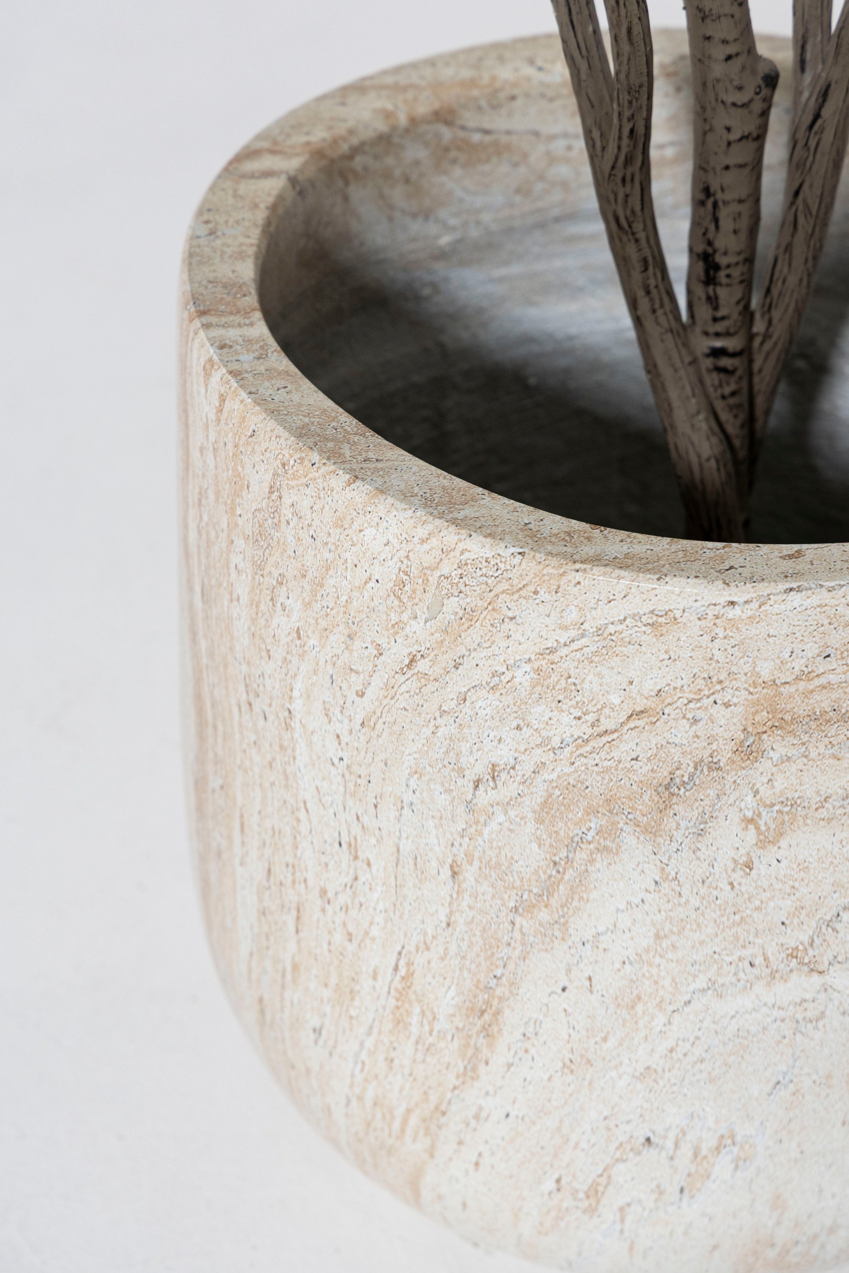 Orlia Travertine Finish Concrete Pot - Image 4