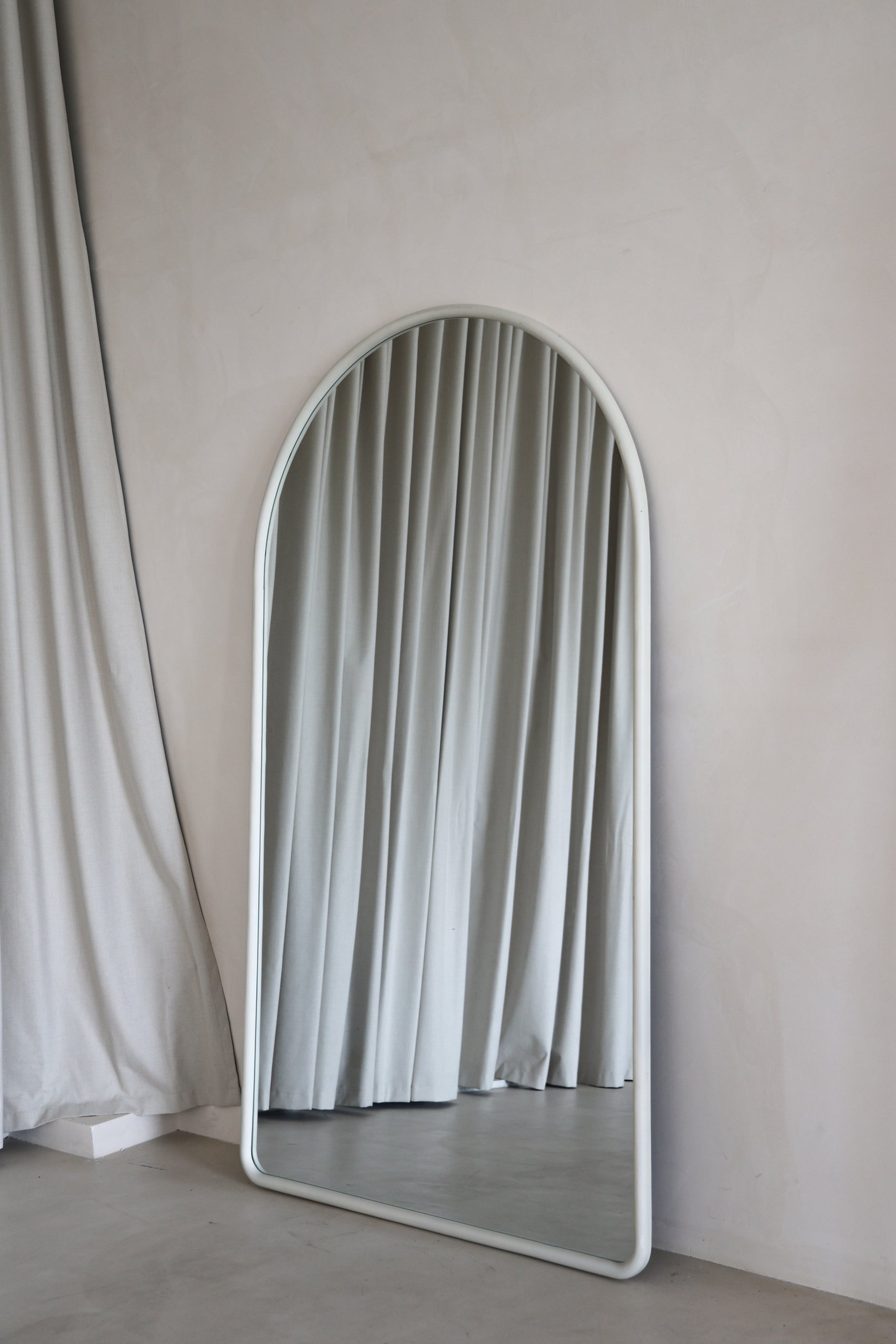 Labarre Arched Off White Frame Mirror - Image 2
