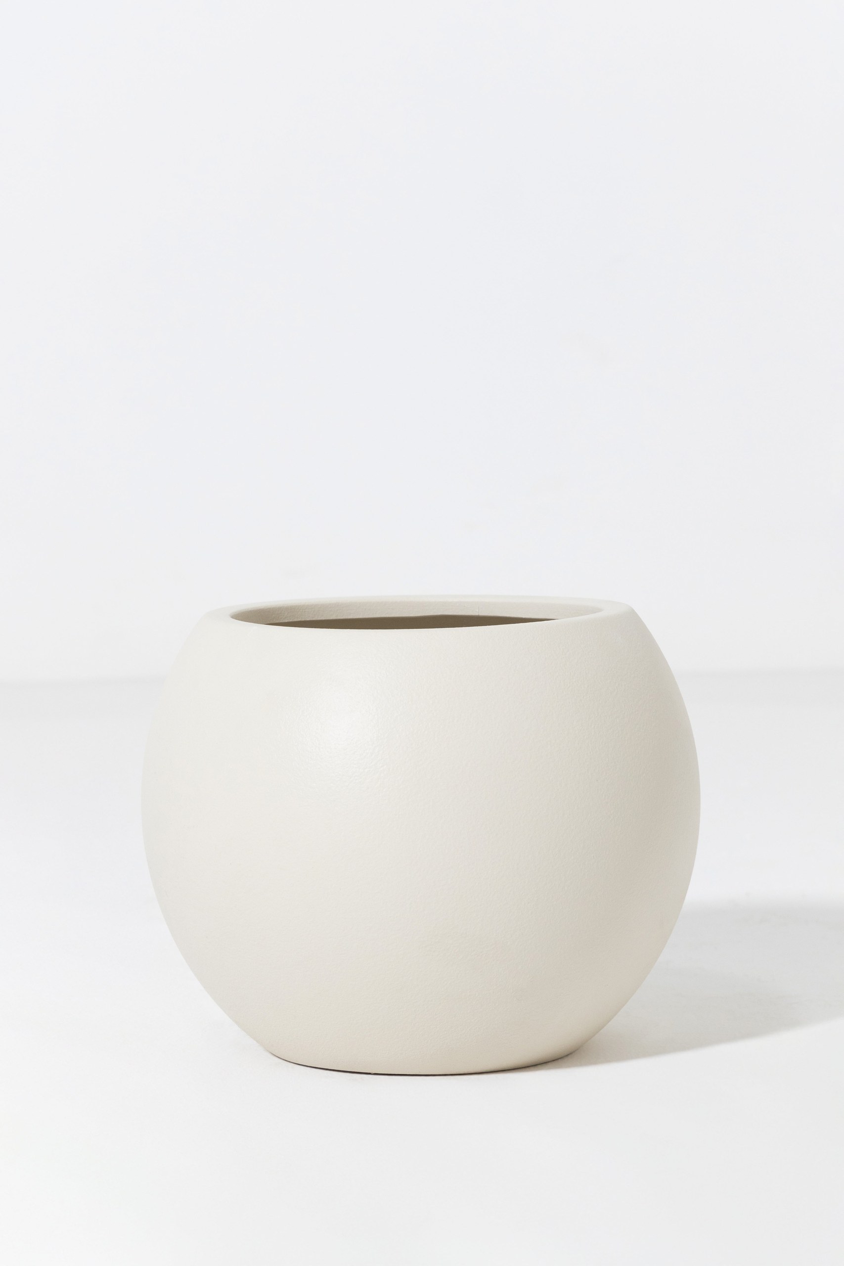 Aino Off White Textured Plastic Pot