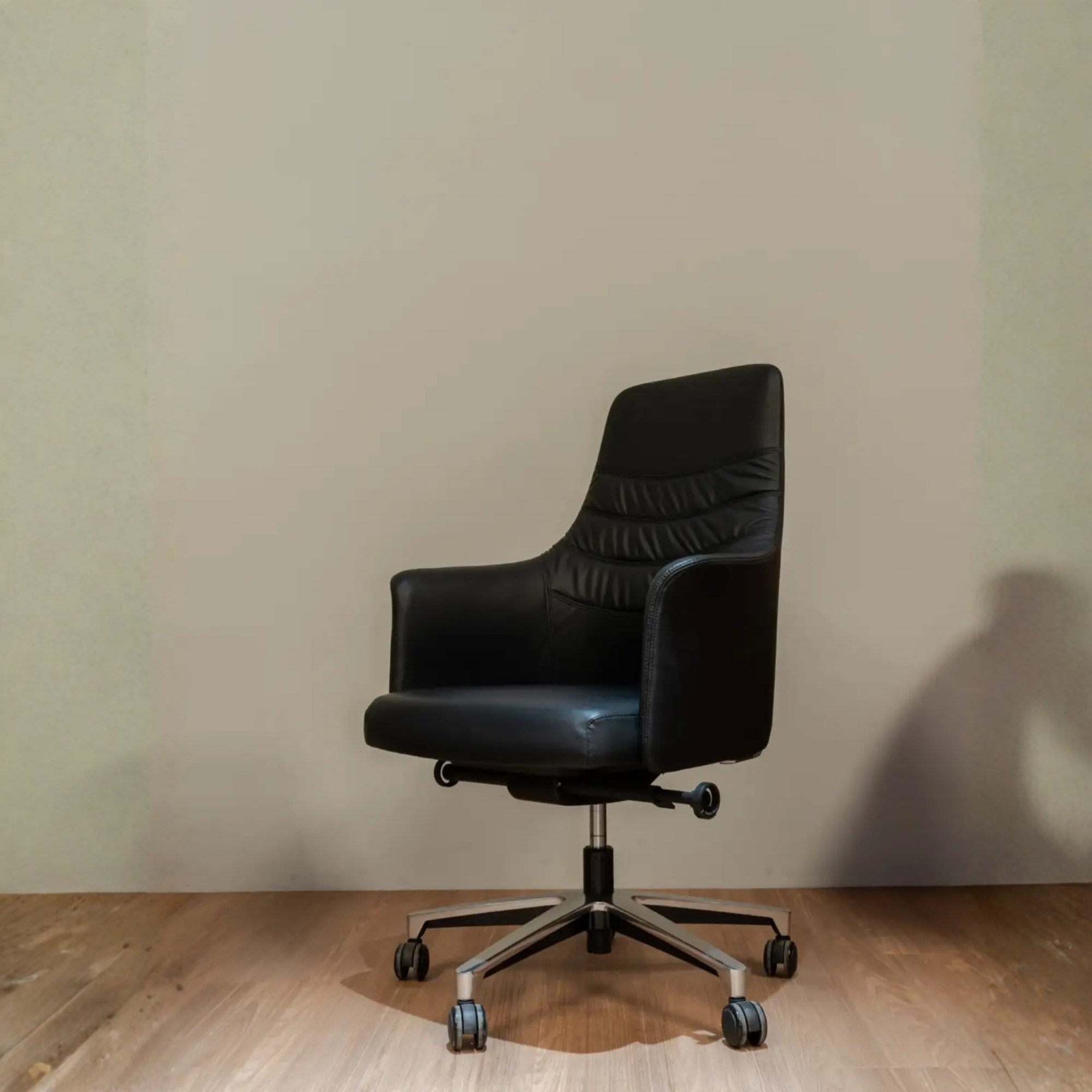Stratus Grand Guest Chair